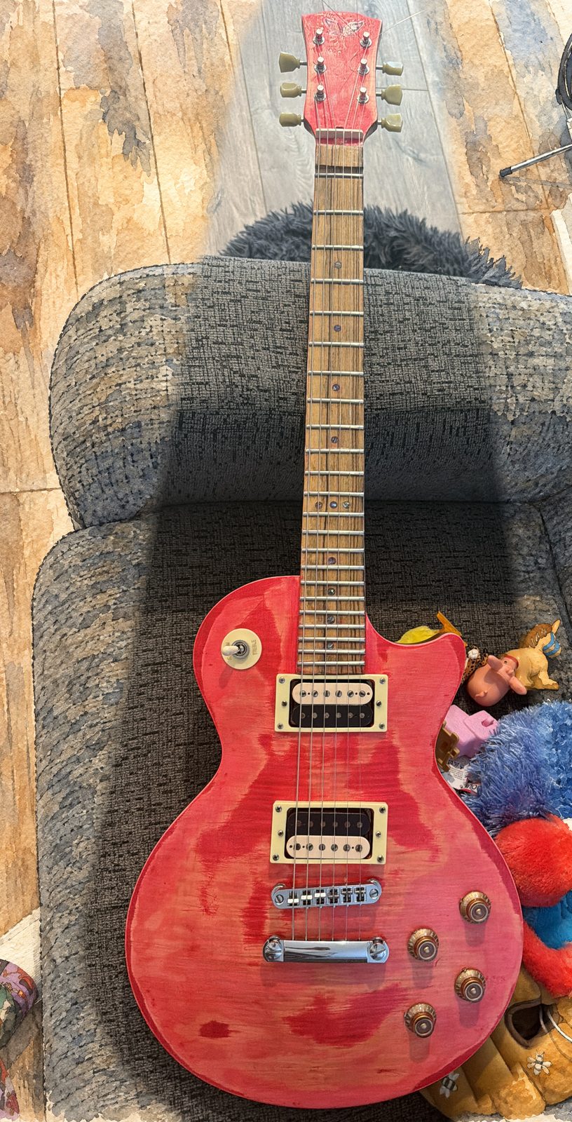 Cacus, workshop photo of a real guitar, painted ground.